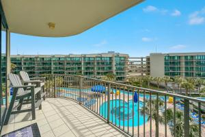 Charming 2bd/2ba w/ Bay View, Pool w/ Lazy River内部或周边的泳池