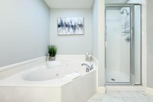 Charming 2bd/2ba w/ Bay View, Pool w/ Lazy River的一间浴室