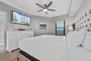 Charming 2bd/2ba w/ Bay View, Pool w/ Lazy River客房内的一张或多张床位