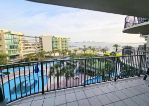 Charming 2bd/2ba w/ Bay View, Pool w/ Lazy River的阳台或露台