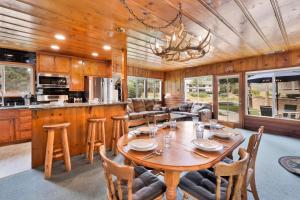 een eetkamer en keuken met een tafel en stoelen bij Lakeview getaway #2120 in Big Bear Lake