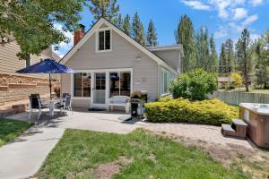 een huis met een patio en een parasol bij Lakeview getaway #2120 in Big Bear Lake