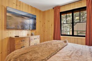 ein Schlafzimmer mit einem Bett und einem großen Fenster in der Unterkunft Bruin chalet #2464 in Sugarloaf