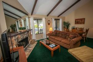ein Wohnzimmer mit Couch und Kamin in der Unterkunft Boulder creek #1412 in Big Bear Lake
