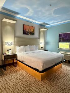 Voodi või voodid majutusasutuse Baymont by Wyndham Texas City toas