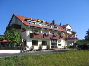 a hotel with flowers on the front of a building at Kaiser´s Weinland Hotel in Hammelburg