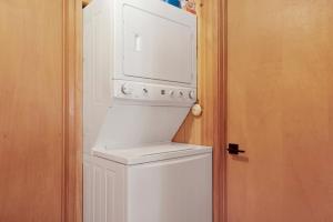 eine weiße Waschmaschine und ein Trockner in einem Zimmer in der Unterkunft Bruin chalet #2464 in Sugarloaf + 10 Fotos
