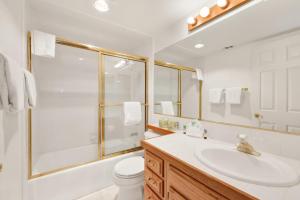 ein Badezimmer mit Waschbecken, Dusche und Toilette in der Unterkunft Bear golf inn #1218 in Big Bear Lake + 17 Fotos