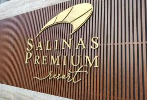 a sign on the side of a building at Salinas Premium Resort - Até 4 pessoas in Salinópolis