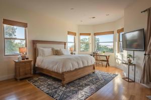 Postel nebo postele na pokoji v ubytování Blue Oak Oasis At Lake Naci + 102 fotografií