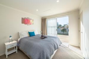 een slaapkamer met een bed met een teddybeer erop bij Red Robin in Martinborough 