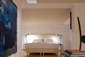 a bedroom with a bed and a painting on the wall at Palacio Julio Hotel in Puebla +44 photos