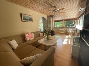 a living room with a couch and a table at Peaceful Cabin near Furufjall Trail in Spekeröd