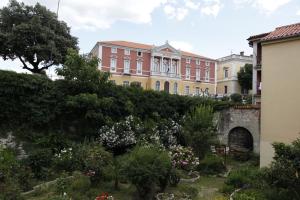 un edificio con un jardín delante de él en Apartment Vallamar free parking, en Zadar