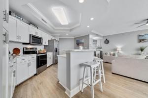 Charming 2bd/2ba w/ Bay View, Pool w/ Lazy River的厨房或小厨房