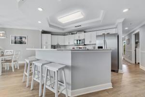 Charming 2bd/2ba w/ Bay View, Pool w/ Lazy River的厨房或小厨房