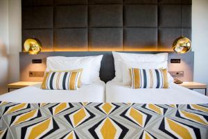 Een bed of bedden in een kamer bij Hotel Tres Reyes Pamplona