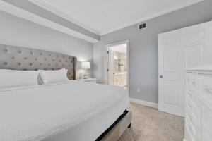 Charming 2bd/2ba w/ Bay View, Pool w/ Lazy River客房内的一张或多张床位