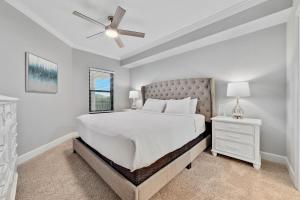 奥兰治比奇Charming 2bd/2ba w/ Bay View, Pool w/ Lazy River的一间带床和吊扇的白色卧室 更多37张照片