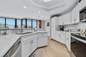Charming 2bd/2ba w/ Bay View, Pool w/ Lazy River的厨房或小厨房