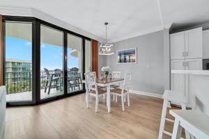 Charming 2bd/2ba w/ Bay View, Pool w/ Lazy River的厨房或小厨房