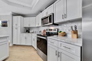 Charming 2bd/2ba w/ Bay View, Pool w/ Lazy River的厨房或小厨房