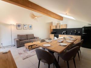 ein Esszimmer mit Tisch und Couch in der Unterkunft Appartement 4 pièces à Valmorel avec parking, non-fumeur, 6 pers. - FR-1-291-1029 in Valmorel
