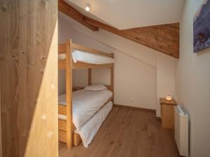 ein Schlafzimmer mit einem Etagenbett im Dachgeschoss in der Unterkunft Appartement 4 pièces à Valmorel avec parking, non-fumeur, 6 pers. - FR-1-291-1029 in Valmorel