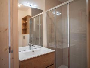 ein Badezimmer mit Waschbecken und Dusche in der Unterkunft Appartement 4 pièces à Valmorel avec parking, non-fumeur, 6 pers. - FR-1-291-1029 in Valmorel + 8 Fotos