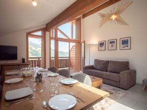 ein Wohnzimmer mit Tisch und Couch in der Unterkunft Appartement 4 pièces à Valmorel avec parking, non-fumeur, 6 pers. - FR-1-291-1029 in Valmorel