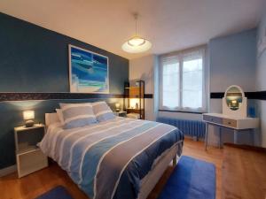una camera da letto con un letto grande con una parete blu di Maison avec jardin à Châteaudun, près de Paris - FR-1-581-149 a Châteaudun