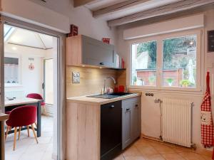 una piccola cucina con un lavandino e una finestra di Maison avec jardin à Châteaudun, près de Paris - FR-1-581-149 a Châteaudun Altre 27 foto