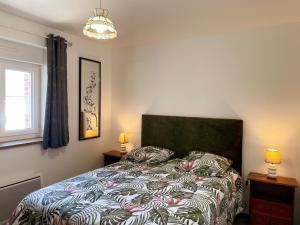 a bedroom with a bed with a colorful comforter at La Grange: Gîte Confort à Briou, 5 Chambres - FR-1-491-471 