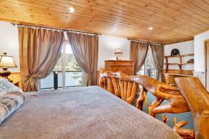 een slaapkamer met een bed en een houten plafond bij Fishermans paradise #1792 in Big Bear Lake