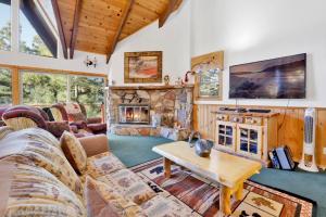 een woonkamer met een bank en een open haard bij Fishermans paradise #1792 in Big Bear Lake