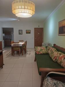 a living room with a couch and a table at Apto no centro, vista mar, ar condicionado in Bertioga