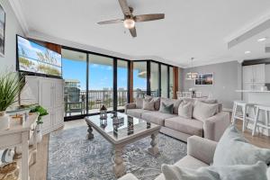 奥兰治比奇Charming 2bd/2ba w/ Bay View, Pool w/ Lazy River的带沙发和桌子的客厅