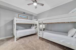 Charming 2bd/2ba w/ Bay View, Pool w/ Lazy River客房内的一张或多张床位