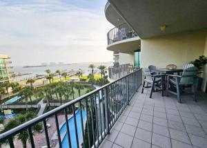 Charming 2bd/2ba w/ Bay View, Pool w/ Lazy River的阳台或露台