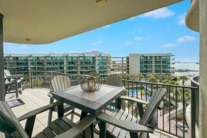 Charming 2bd/2ba w/ Bay View, Pool w/ Lazy River的阳台或露台