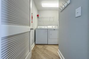 Charming 2bd/2ba w/ Bay View, Pool w/ Lazy River的厨房或小厨房