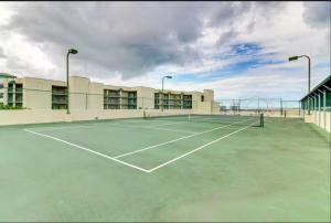 Charming 2bd/2ba w/ Bay View, Pool w/ Lazy River内部或周边的网球和/或壁球设施