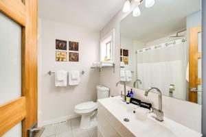 Un baño blanco con inodoro y lavabo. en Ninth Street Retreat, en Boise 32 fotos más