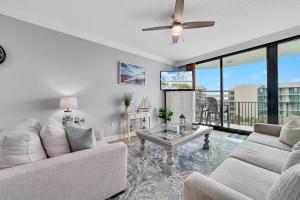 Charming 2bd/2ba w/ Bay View, Pool w/ Lazy River的休息区