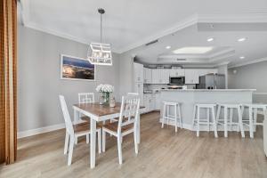 Charming 2bd/2ba w/ Bay View, Pool w/ Lazy River的厨房或小厨房