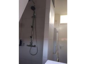 ein Badezimmer mit Dusche mit Duschkopf in der Unterkunft Holiday apartment in Alkmaar in Alkmaar