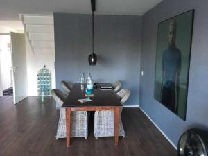 ein Esszimmer mit einem Tisch und einigen Stühlen in der Unterkunft Holiday apartment in Alkmaar in Alkmaar