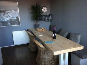 einen Esstisch mit einer Flasche Wein darauf in der Unterkunft Holiday apartment in Alkmaar in Alkmaar