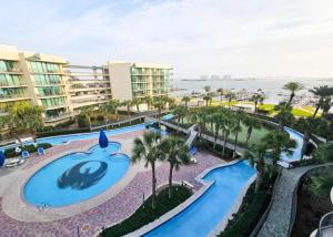 Charming 2bd/2ba w/ Bay View, Pool w/ Lazy River内部或周边的泳池