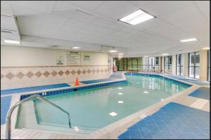 Charming 2bd/2ba w/ Bay View, Pool w/ Lazy River内部或周边的泳池